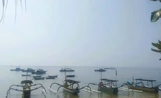 Ilustrasi - Sejumlah perahu tradisional nelayan sandar di pinggir Pantai Sanur, Denpasar, Bali (Foto: Antara)