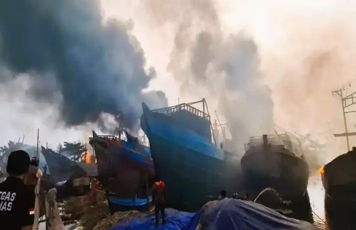 Kapal Penangkap Ikan terbakar (Foto: Antara)