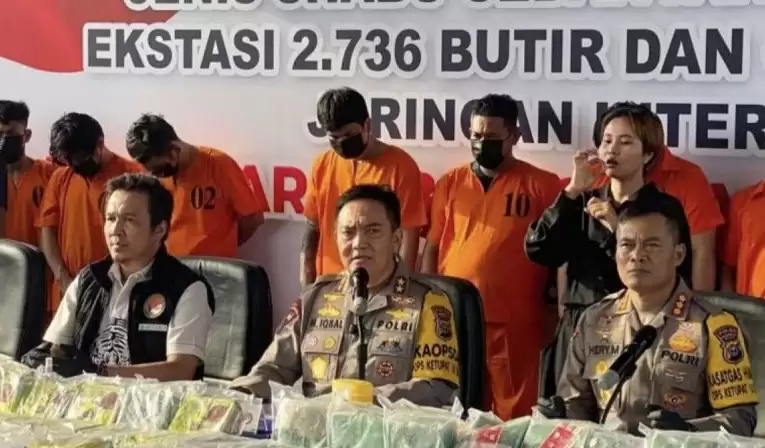 Kapolda Riau dan Ditresnarkoba saat pengungkapan kasus narkoba di Pekanbaru. (Foto: ANTARA)