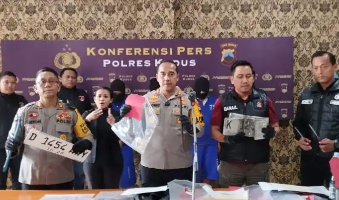 Kapolres Kudus AKBP Ronni Bonic bersama jajaran saat menunjukkan barang bukti.(Foto: Antara)