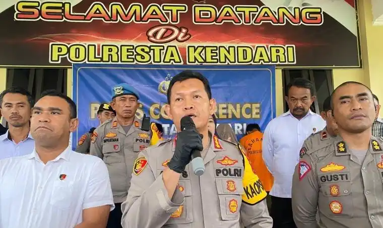 Kapolresta Kendari Kombes Pol Aris Tri Yunarko saat menggelar konferensi pers kasus Pembunuhan. (Foto: Antara)