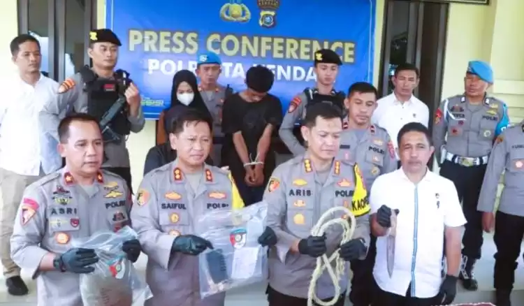 Kapolresta Kendari Kombes Pol Aris Tri Yunarko saat memimpin konferensi pers pembunuhan berencana. (Foto: ANTARA)