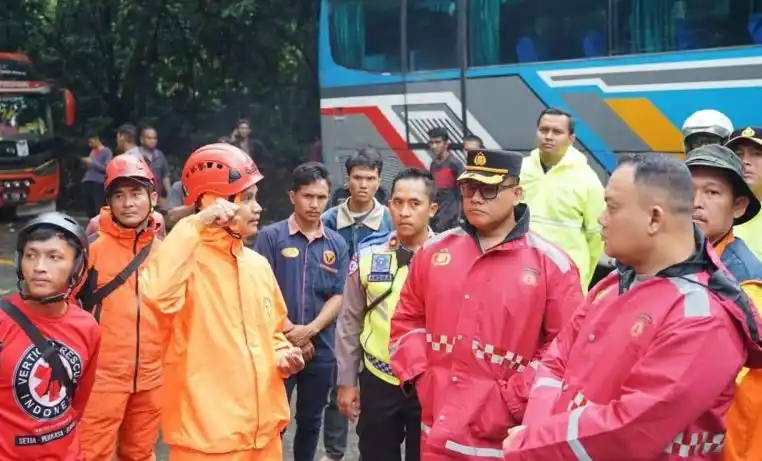Kapolrestabes Medan Kombes Pol Gidion Arif Setyawan ketika meninjau lokasi bencana longsor di Desa Sembahe (Foto: Antara)