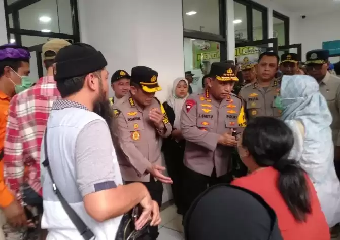 Kapolri Jenderal Listyo Sigit Prabowo menyapa keluarga korban kecelakaan di KM 58 jalan Tol Jakarta-Cikampek. ANTARA/Ali Khumaini.