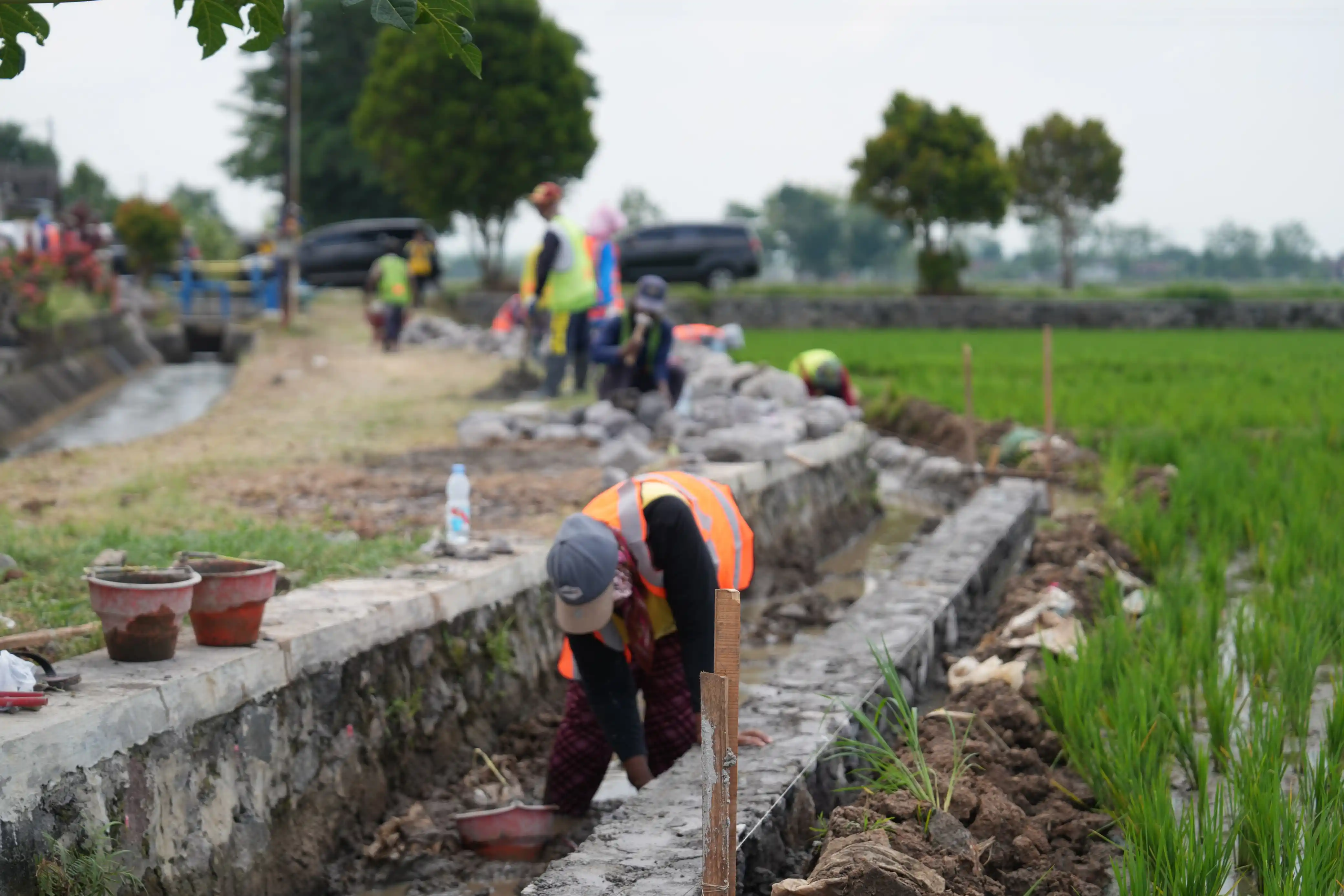 Pembangunan saluran irigasi Program Percepatan Peningkatan Tata Guna Air Irigasi (P3TGAI) di Desa Nangsri, Kabupaten Karanganyar, Jawa Tengah. (Foto:dok/PU)