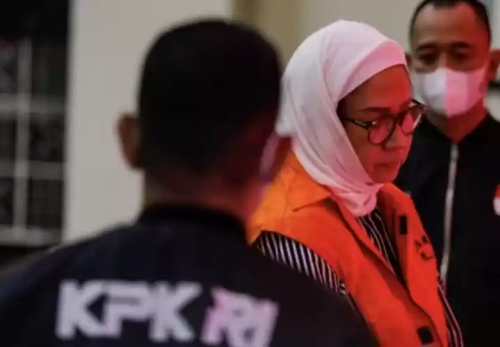 Karen Agustiawan mengenakan rompi tahanan KPK (Foto: Istimewa)