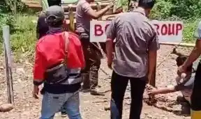 Karyawan perusahaan pertambangan PT Lahat Pulau Pinang Bara Jaya(LPPBJ) melakukan perusakan portal milik PT BPAC (Bomba Grup) di Kabupaten, Lahat, Sumatera Selatan, Selasa (1/10/2024).