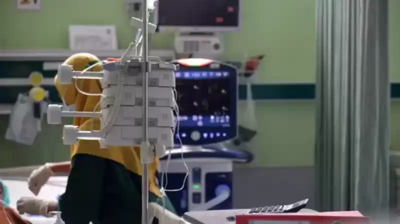Dokter mengecek kondisi pasien anak penderita gagal ginjal akut di ruang Pediatrik Intensive Care Unit (PICU) Rumah Sakit Umum Daerah Zainal Abidin, Banda Aceh, Aceh, Jumat (21/10/2022).