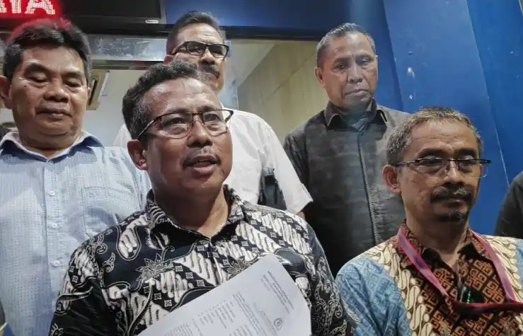 Pengacara Rusdin Ismail (kiri) saat melaporkan Youtuber Agatha of Palermo ke Sentra Pelayanan Kepolisian Terpadu (Foto: Antara)