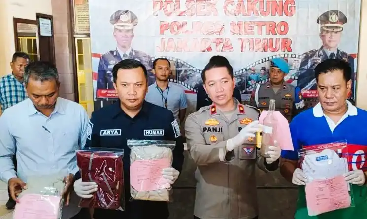 Kompol Panji Ali Candra saat menunjukan barbuk botol yang digunakan pelaku untuk menyiram air keras (Foto: Antara)