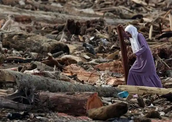Banjir bandang di wilayah Padang, Sumatera Barat menghanyutkan kayu gelondongan. (Foto: Reuters)