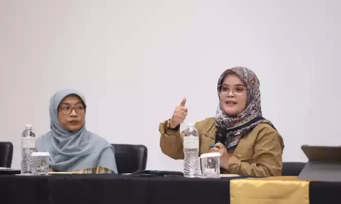 Anggota Bawaslu Lolly Suhenty saat memberikan arahannya pada Diseminasi KBGO dalam Konteks Pemilu 2024 yang digelar pada Kamis (1/8/2024) di Jakarta. (Foto: Publikasi dan Pemberitaan Bawaslu RI)