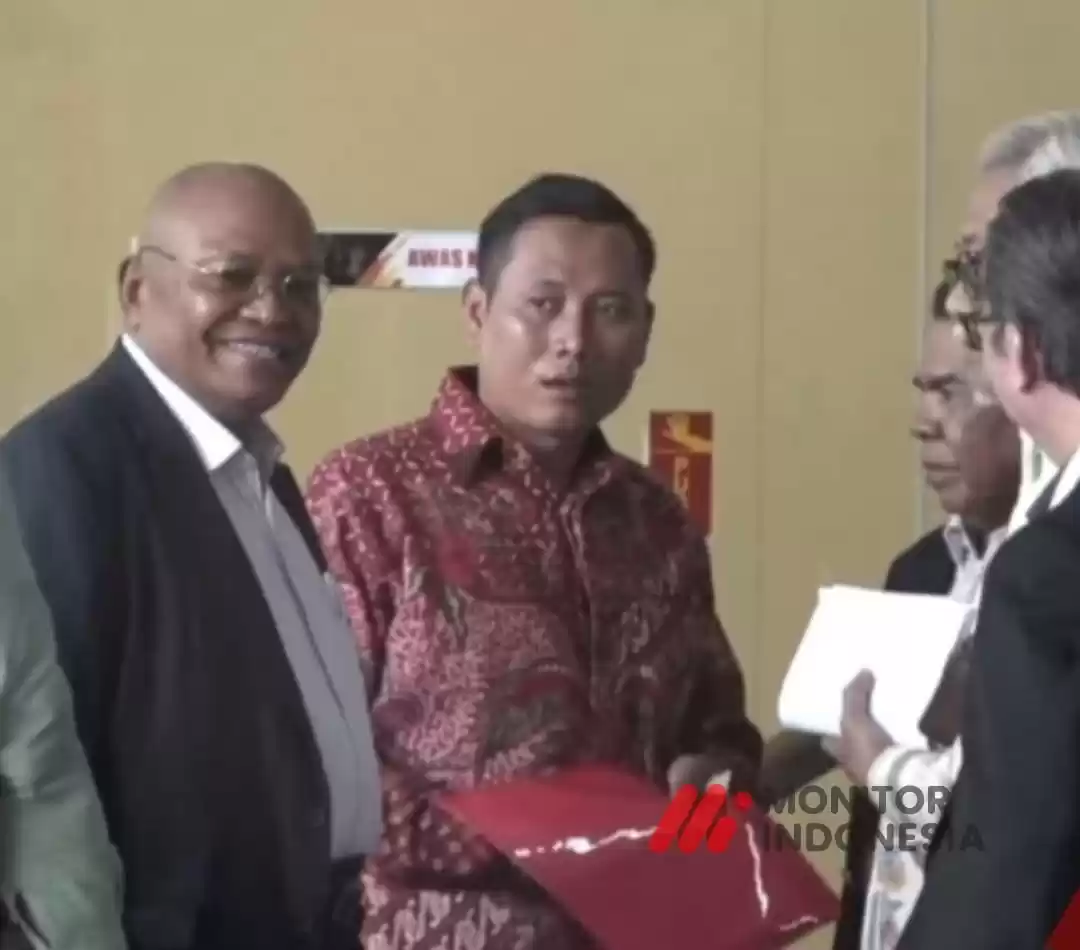 Koordinator TPDI, Petrus Salestinus (jas hitam) saat di KPK pada beberapa bulan lalu mendamping staf Hasto Kristiyanto, Kusnadi (Foto: Dok MI/Aswan)