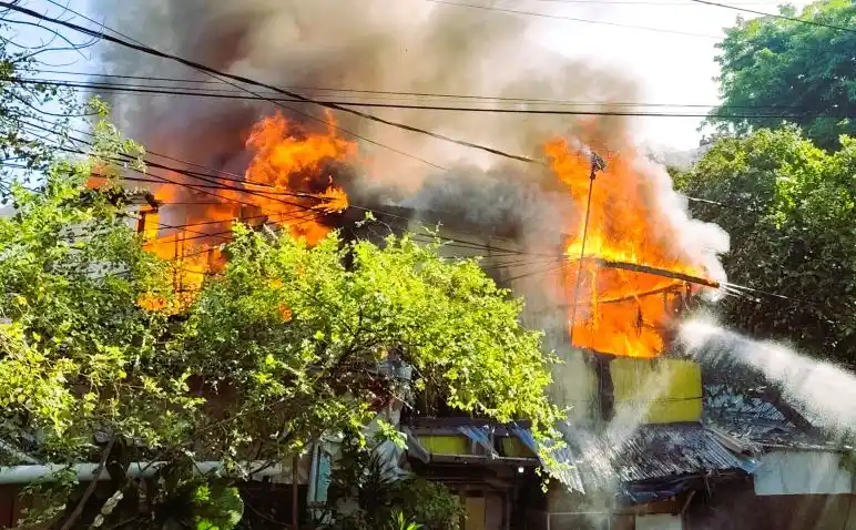 Bangunan rumah terbakar di Jalan Petojo Enclek II. (Foto: Antara)