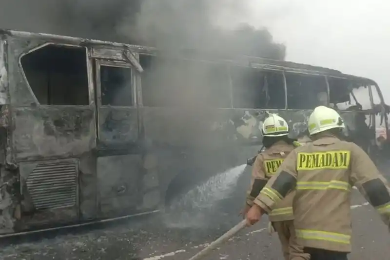 Kondisi bus pariwisata yang terbakar di Jalan Tol Wiyoto Wiyono, Jatinegara, Jakarta Timur, Kamis (24/10/2024). [Foto: ANTARA]