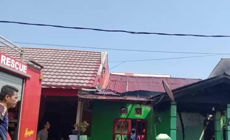 Upaya Petugas Damkar Padamkan api yang membakar Satu unit rumah di Kota Bengkulu. (Foto: Antara)