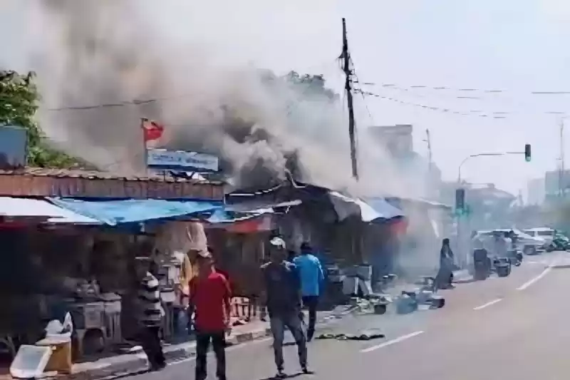 Empat toko kebakaran di Jalan Rawamangun Kelurahan Rawamangun, Kecamatan Pulogadung, Jakarta Timur, Senin pagi (27/5/2024). [Foto: Doc. Sudin Gulkarmat Jakarta Timur]