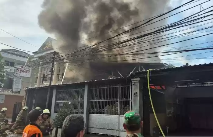 Petugas Sudin Penanggulangan Kebakaran dan Penyelamatan (Gulkarmat) Jakarta Timur tengah memadamkan api yang membakar bangunan rumah. (Foto: Antara)
                                    class=
