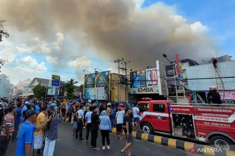 Petugas pemadam kebakaran berusaha memadamkan api di pusat perbelanjaan konveksi dan pasar swalayan KDS Situbondo, Jawa Timur. Minggu (17/11/2024). [Foto: ANTARA]
