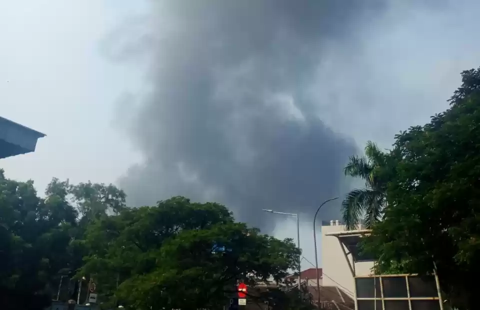 Kebakaran di Pelabuhan Muara Baru, Jakarta Utara, pada Minggu (5/5/2024). [Foto. Doc MI]