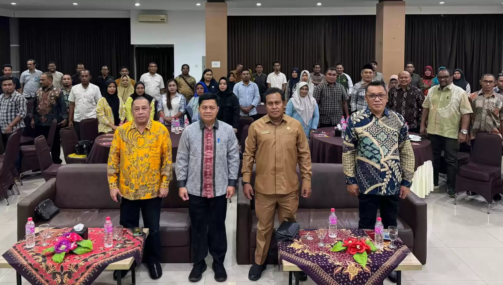 Pose bersama Plh Sekda Maluku Utara, Kadri La Etje dan pengurus partai politik usai pada kegiatan Rapat Kerja Mekanisme Pertanggungjawaban Bantuan Keuangan Kepada Partai Politik, di Ternate, Senin (15/7/2024) (Foto: Biro Adpim)