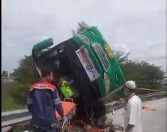 Bus Wisata Terguling di Tol Pemalang, 3 Tewas dan 18 Luka Kecelakaan Bus Wisata di Tol Pemalang (Foto: Tangkapan Layar)