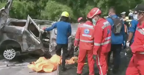 Evakuasi korban kecelakaan di KM 58 jalan Tol Jakarta-Cikampek. [Foto: ANTARA]