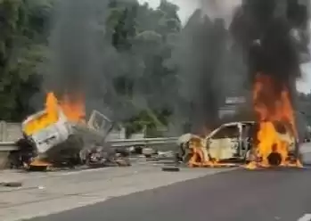 Sejumlah mobil terlibat kecelakaan di KM 58 Tol Jakarta-Cikampek, Karawang, Jawa Barat, Senin (8/4/2024).