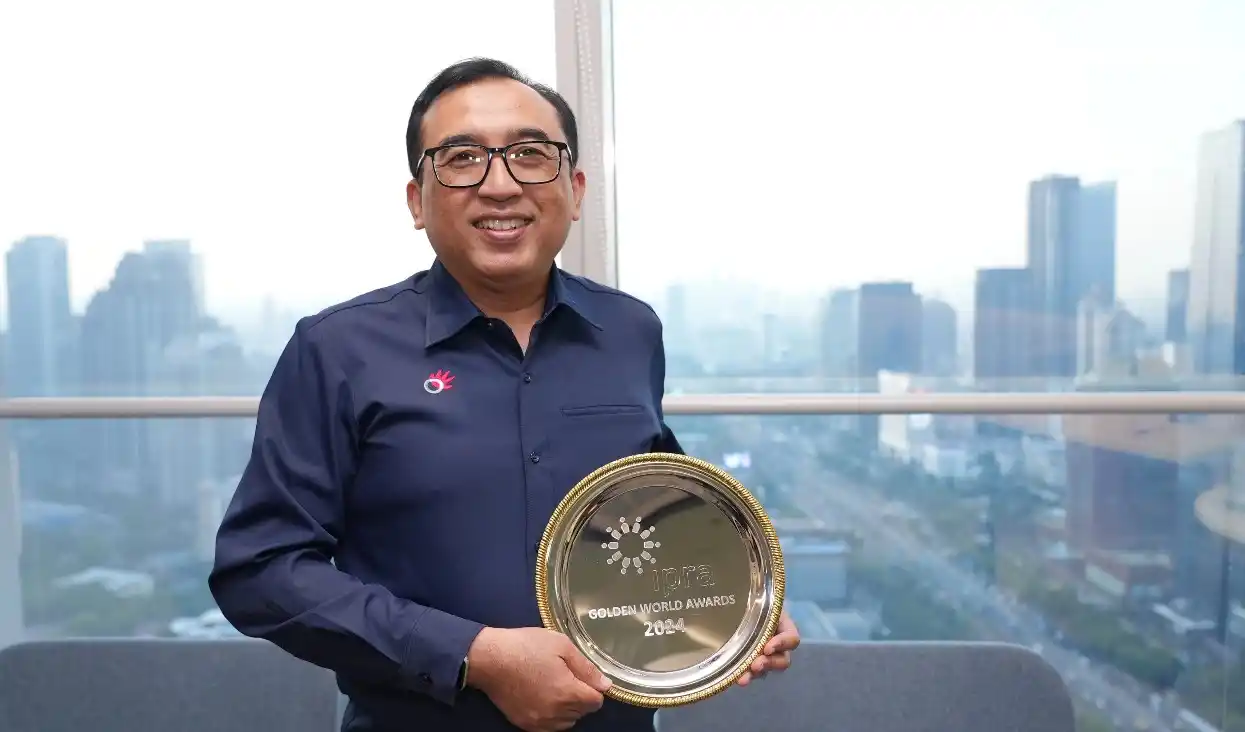 VP Corporate Communication Telkom Andri Herawan Sasoko menunjukkan penghargaan yang diperoleh Telkom untuk keberhasilannya dalam program kampanye komunikasi melalui serial video “Unseen Heroes” pada ajang Golden World Award 2024 yang diselenggarakan oleh International Public Relations Association (IPRA).