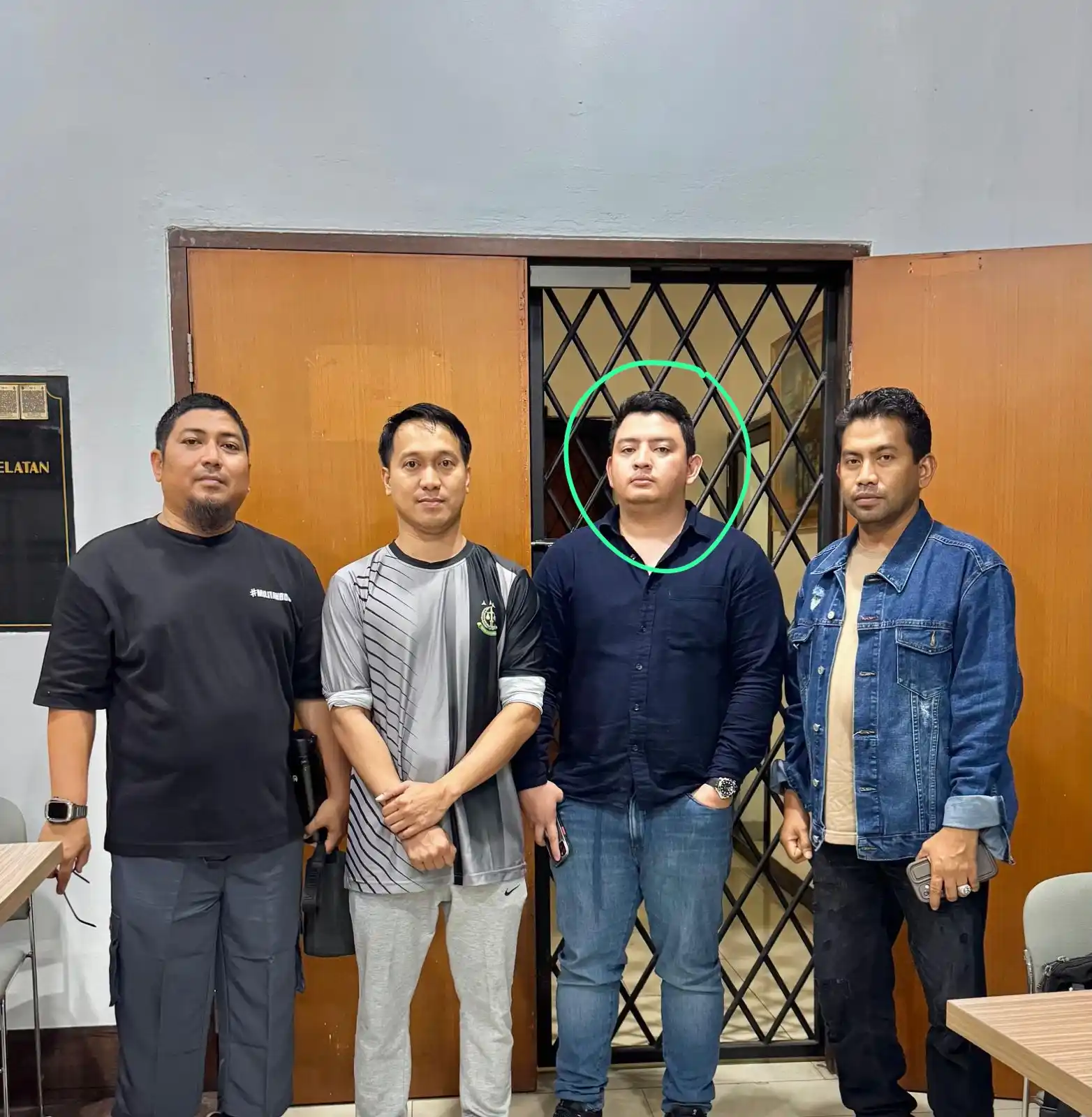 Kejagung Amankan DPO Remyzard Adi Putra Perkara Penipuan Tim Satgas Intelijen Reformasi dan Inovasi (SIRI) Kejaksaan Agung berhasil mengamankan buronan yang masuk ke dalam Daftar Pencarian Orang (DPO) asal Kejaksaan Tinggi DK Jakarta.