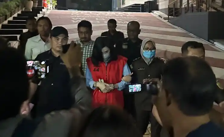 Ibu Ronald Tannur, Meirizka Widjaja tersangka suap mengenakan rompi tahanan Kejagung (Foto: Dok MI)