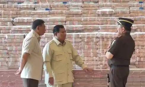 Kejagung hanya Pamer Rp 2,4 T Hasil Korupsi CPO Rp 13,2 T di Depan Prabowo, Ini Sebabnya Jaksa Agung ST Burhanuddin berbincang dengan Presiden Prabowo Subianto saat hendak menyerahkan uang Rp13,2 triliun ke Kementerian Keuangan. (Foto: Dok MI/Adelio Pratama)
