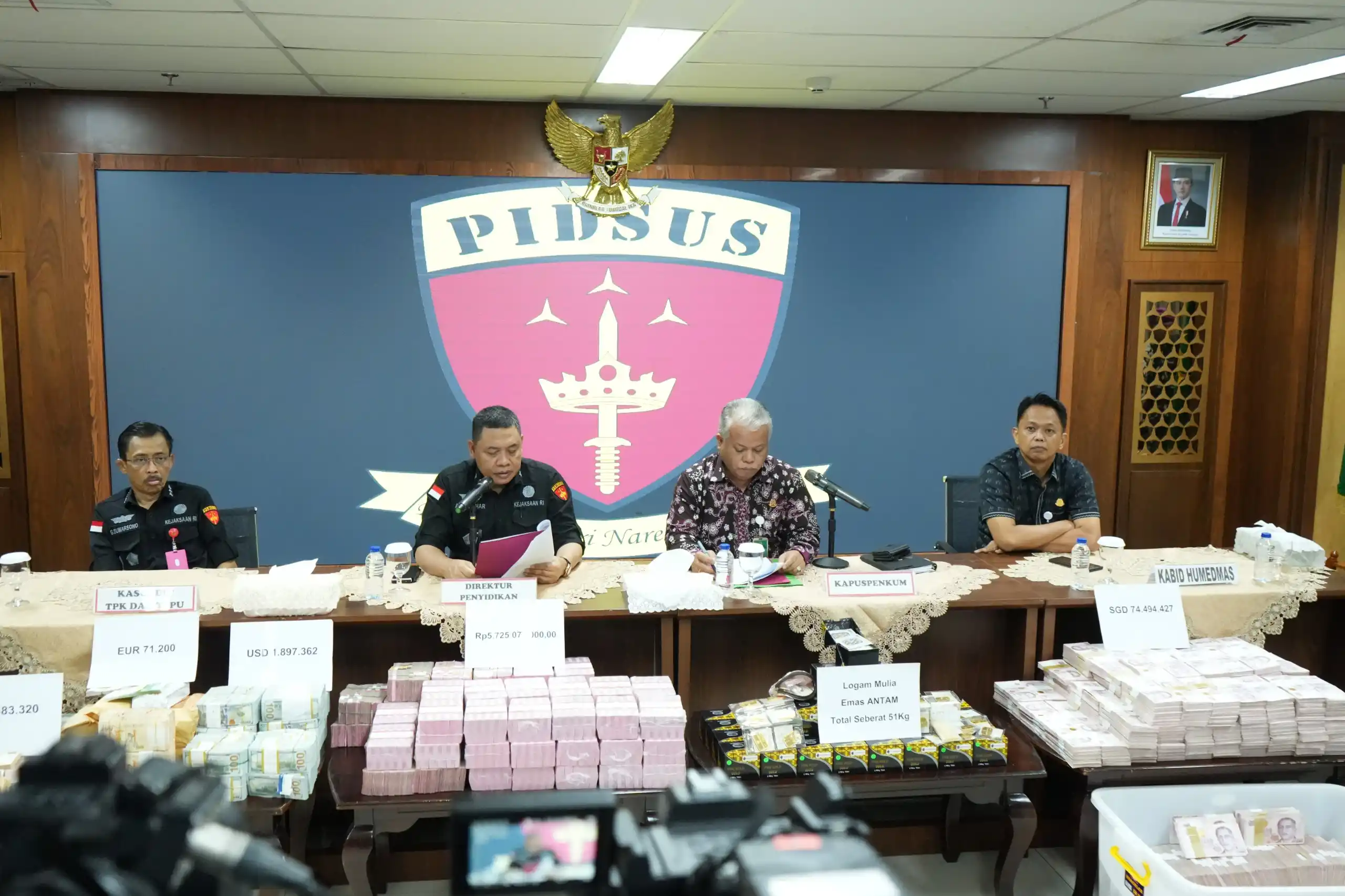 Konferensi pers pengungkapan kasus suap penanganan perkara Gregorius Ronald Tannur menyeret oknum hakim hingga eks pejabat MA (Foto: Dok MI)