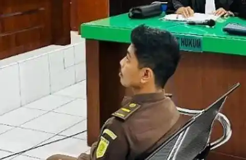 Jaksa fungsional pada Kejaksaan Negeri Tapanuli Selatan, Sumatra Utara (Sumut) Jovi Andrea Bachtiar di ruang sidang (Foto: Dok MI/Net/Ist)