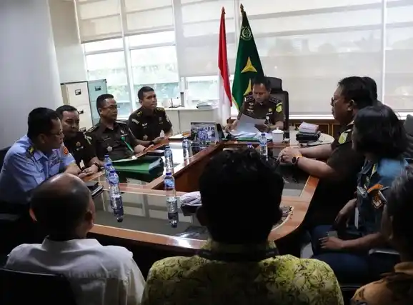 Kejagung melimpahkan 3 tersangka dugaan korupsi dalam proyek pengadaan satelit orbit 123 derajat bujur timur oleh Kemhan pada 2012-2021 ke Oditurat Militer (Odmil).