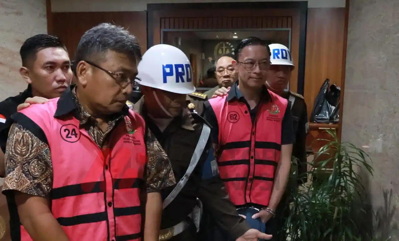 Tersangka korupsi impor gula Kemendag, Tom Lembong dan Charles Sitorus mengenakan rompi tahanan Kejagung (Foto: Dok MI/Kejagung)