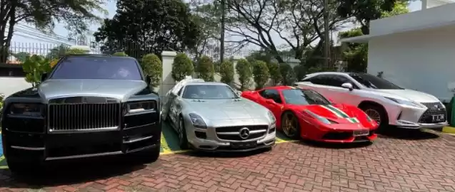 Kejaksaan Agung menyita sebanyak tujuh mobil mewah dari kasus korupsi timah yang terparkir di Halaman Kantor Kejari Jakarta Selatan, Jakarta, Senin (22/7/2024).