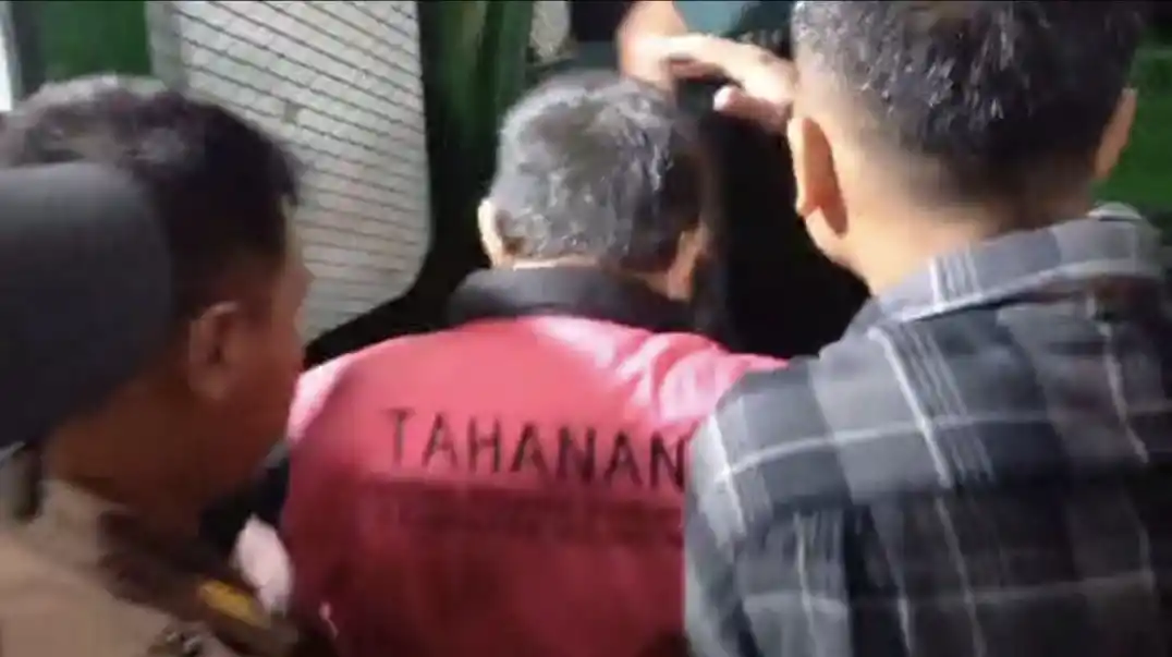 Kejagung Tangkap Bos Sriwijaya Air Hendry Lie, Tersangka Korupsi Timah Rp 300 T Bos Sriwijaya Air Hendry Lie, tersangka korupsi timah Rp 300 triliun mengenakan rompi tahanan (Foto: Dok MI/Aswan)