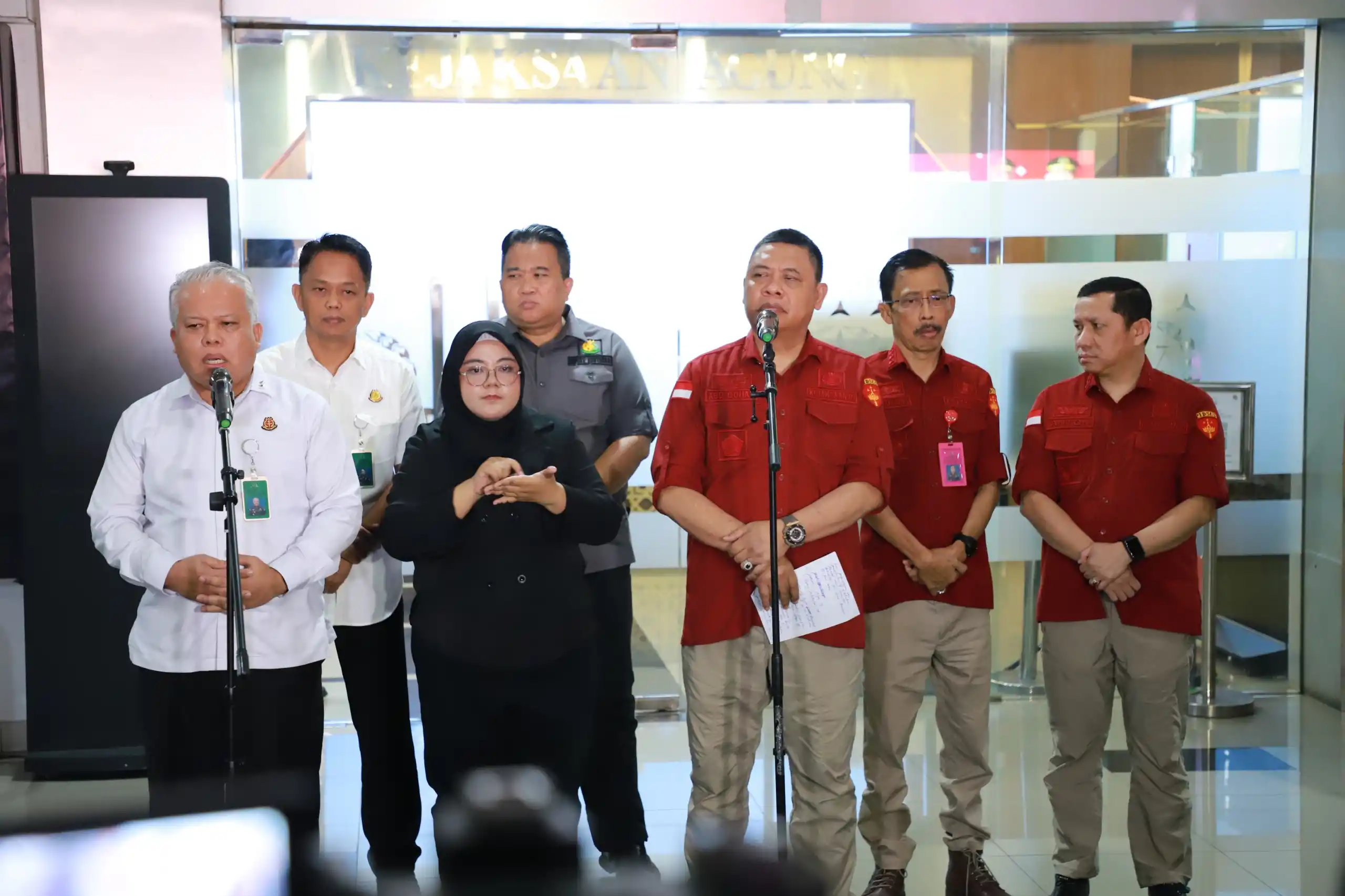 Kejagung Tetapkan 3 Hakim yang Bebaskan Ronald Tannur dan Seorang Pengacara sebagai Tersangka Suap Konferensi penetapan tersangka dan penggeledahan 3 oknum hakim PN Surabaya dan 1 oknum pengacara di Kejaksaan Agung, Rabu (23/10/2024) malam (Foto: Dok MI/Aswan)