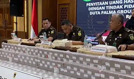 Kejaksaan Agung (Kejagung) menyita sekitar Rp 479 miliar terkait kasus tindak pidana pencucian uang (TPPU) PT Duta Palma Grup. Uang tersebut ditunjukkan ke publik, Kamis (8/5/2025)