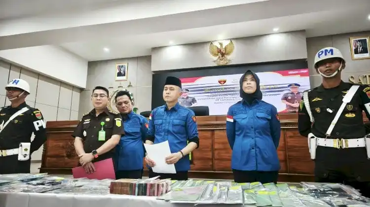 Tim Pidana Khusus Kejaksaan Tinggi Lampung melakukan penggeledahan di rumah mantan Gubernur Lampung Arinal Djunaidi di Jalan Sultan Agung, Kelurahan Sepang Jaya, Kecamatan Kedaton, Bandar Lampung. Petugas menyita lima jenis barang berharga senilai Rp38,5 miliar lebih, dalam perkara korupsi PT LEB, Rabu 3 September 2025.