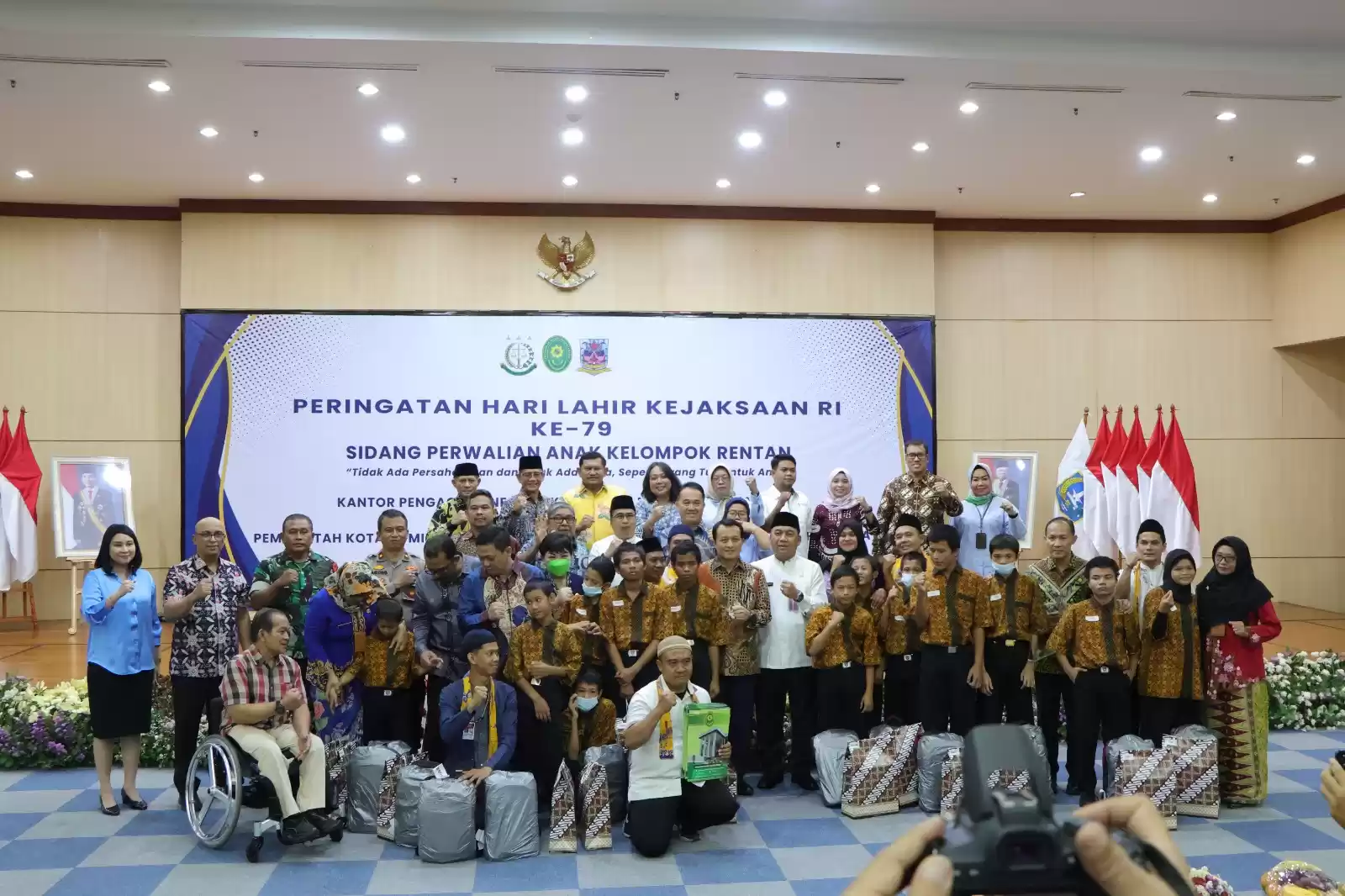 Kejaksaan Negeri Jakarta Barat bekerjasama dengan Pengadilan Agama Jakarta Barat serta Pemerintah Kota Administrasi Jakarta Barat menyerahkan akta/penetapan perwakilan 15 anak, pada Jumat (23/8/2024).