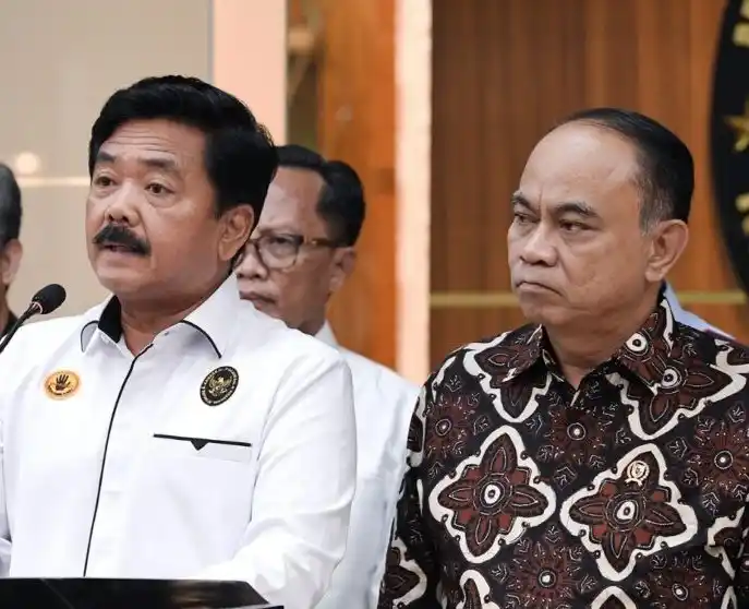 Diduga Terima Fee 50% Judol, Kejari Jaksel Pertimbangkan Periksa Budi Arie Hadi Tjahjanto, mantan Menteri Koordinator Bidang Politik, Hukum, dan Keamanan (Menko Polhukam) (kiri) dan Menteri Komunikasi dan Informatika sekaligus Menteri Koperasi (Menkop), Budi Arie Setiadi (kanan) (Foto: Dok MI/Istimewa)