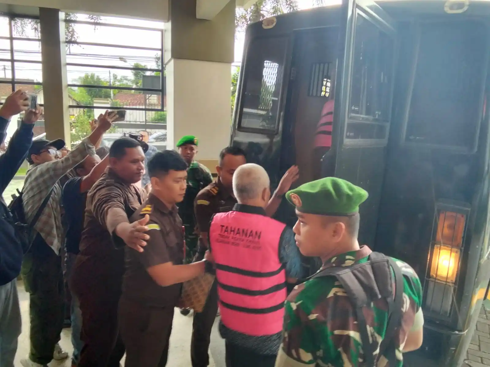 Para tersangak memasuki mobil tahanan Kejari Tulungagung (Foto: Dok MI/Joko Prasetyo)