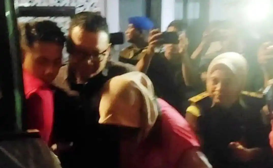 Kejati Sultra Kejati Sultra saat menggiring para tersangka kasus korupsi anggaran BBM di Kantor Penghubung Sultra di Jakarta ke mobil tahanan untuk dibawa ke Rutan dan Lapas Kendari, Sulawesi Tenggara, Rabu (22/10/2025). (Foto: La Ode Ari)