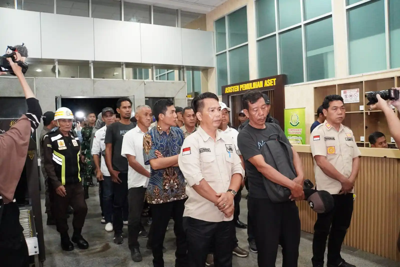 Kejati Sumsel Tangkap Camat dan 20 Kades: Ada Dugaan Aliran Dana ke Oknum APH Kamis tanggal 24 Juli 2025, Tim Bidang Tindak Pidana Khusus Kejaksaan Tinggi Sumatera Selatan telah melakukan Operasi Tangkap Tangan (OTT) di Kantor Camat Pagar Gunung. Bahwa Operasi Tangkap Tangan (OTT) ini semua atas perintah, seizin, dan persetujuan Kepala Kejaksaan Tinggi Sumatera Selatan karena adanya dugaan aliran dana untuk Oknum Penegak Hukum. (Foto: Dok MI)