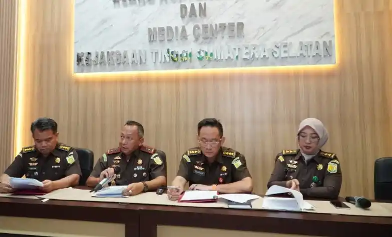 Kejaksaan Tinggi (Kejati) Sumatera Selatan (Sumsel) meningkatkan status perkara dugaan korupsi dalam pemberian Kredit Usaha Rakyat (KUR) Mikro dan Pengelolaan Aset Kas Besar (Khasanah) pada salah satu bank plat merah Kantor Cabang Pembantu Semendo Kabupaten Muara Enim tahun 2022 sampai dengan 2023, dari penyelidikan ke penyidikan, Senin (10/11/2025) (Foto: Dok MI)