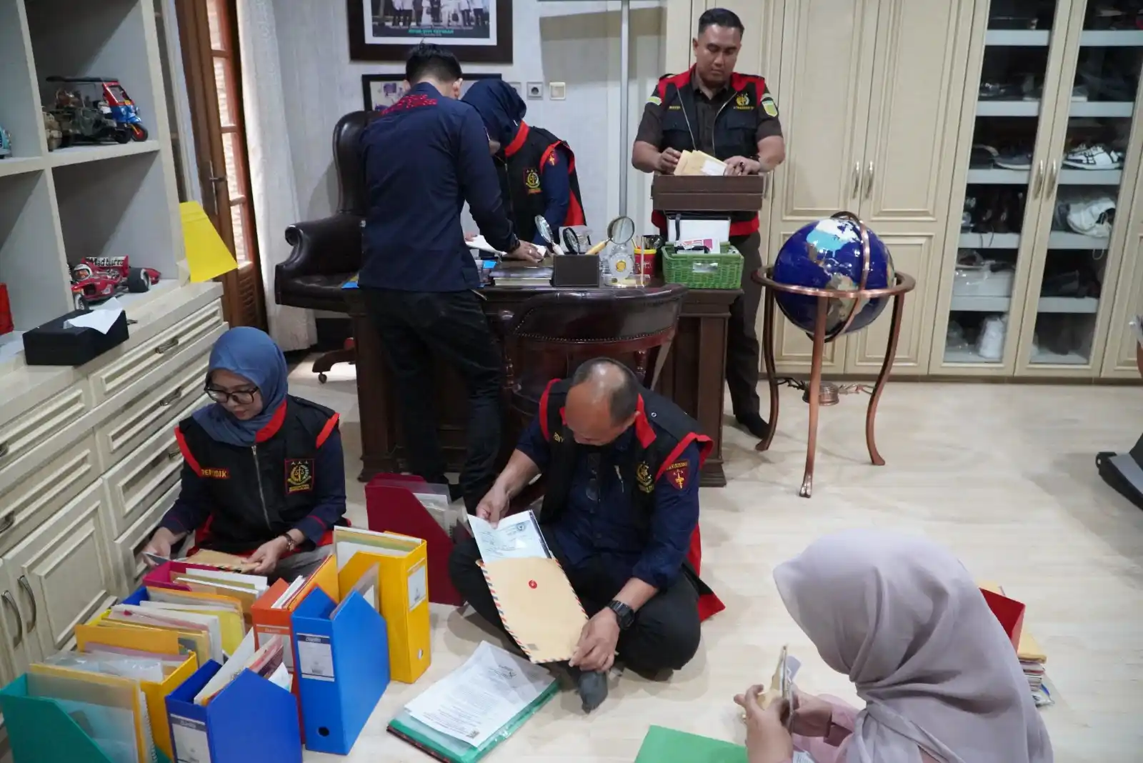 Tim Penyidik Kejaksaan Tinggi (Kejati) Sumatra Selatan (Sumsel) menggeledah rumah milik mantan Gubernur Sumsel, Alex Noerdin, yang berada di Jalan Merdeka, Palembang, pada Kamis (10/7/2025).