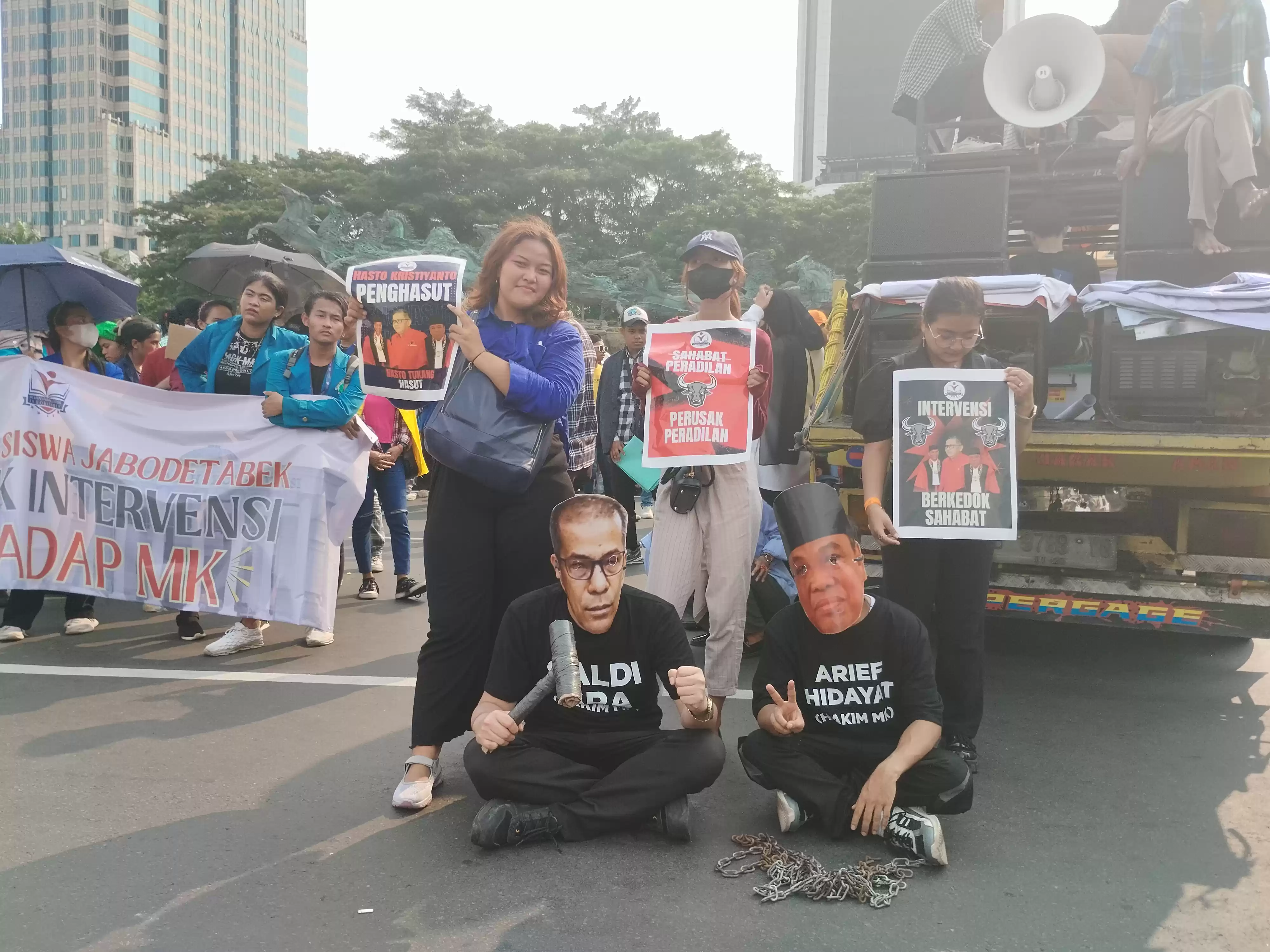 Kelompok aksi melakukan teatrikal di depan Patung Kuda (Foto: MI/Dhanis)