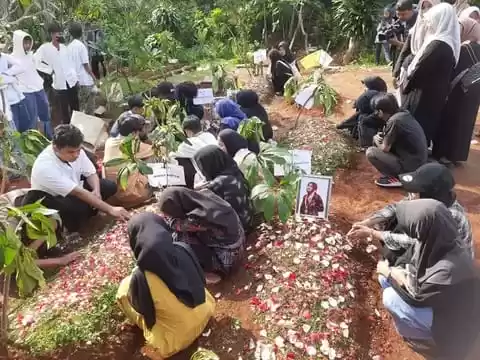 Keluarga korban tewas  kecelakaan rombongan siswa SMK Lingga Kencana Depok menangis di TPU Parung Bingung, Kota Depok, Minggu, 12 Mei 2024.
                                    class=